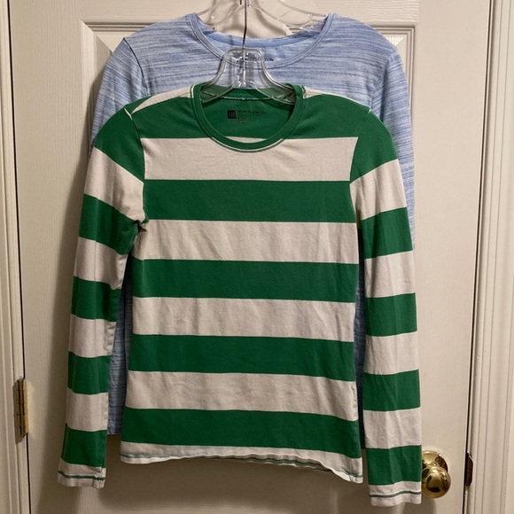 🟢 Women’s size M bundle - 1 GAP shirt and one Croft and Barrow - Picture 1 of 14